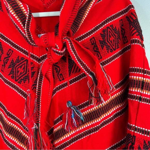 Chic vintage Red Patterned Poncho - Picture 2 of 6